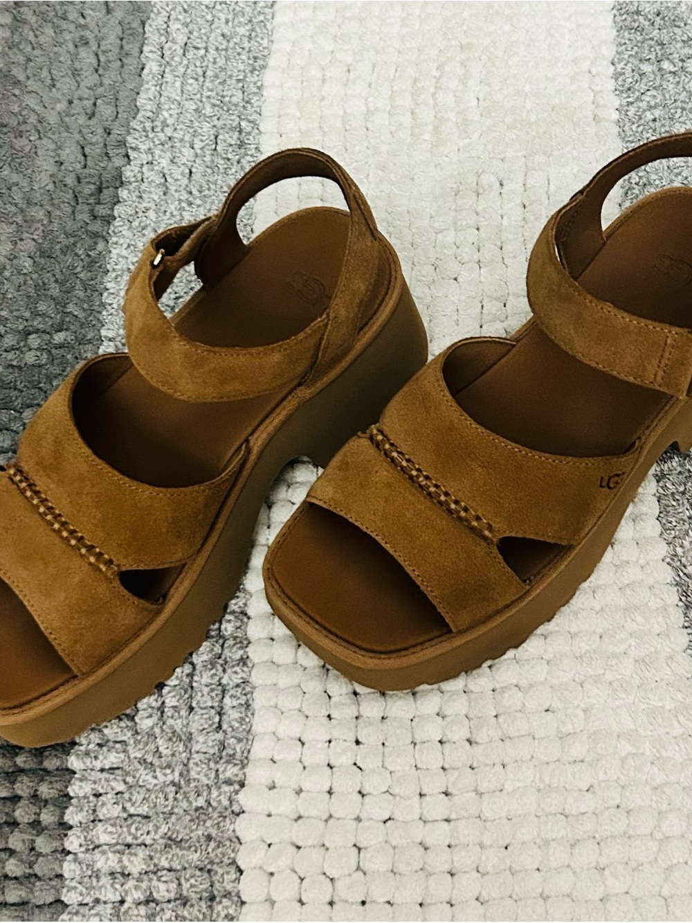 UGG Women's Tan Suede Platform Sandal. Size 9 - Picture 6 of 8